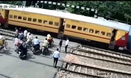 Thót tim: Người đàn ông bị mắc kẹt ở đường ray xe lửa và cái kết bất ngờ