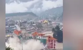 Cận cảnh khoảnh khắc khách sạn bị lũ cuốn trôi