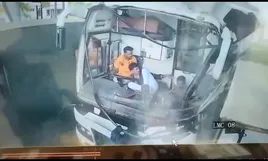 Tài xế buồn ngủ lao thẳng xe vào trạm thu phí